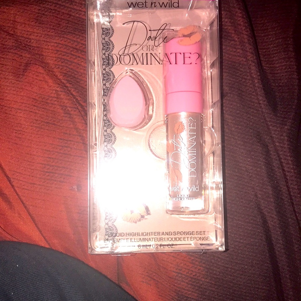 ✨🆕Wet N Wild Limited Edition Date or Dominate Liquid Highlighter & sponge Set!